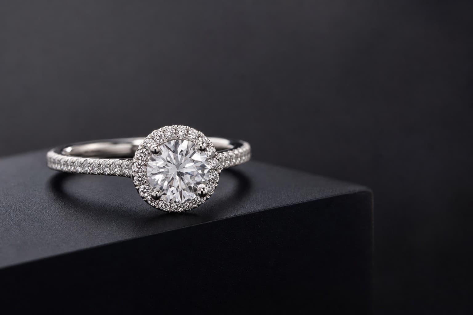 3D custom engagement ring visualization with gemstone selections